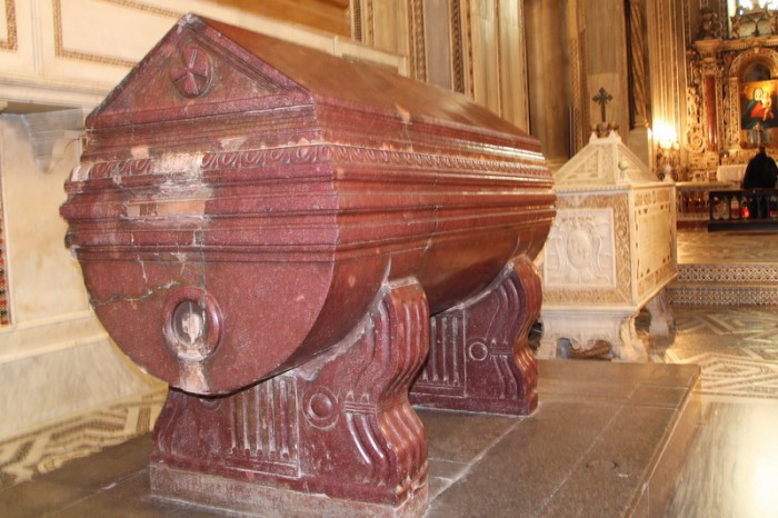 гробницы в соборе Санта Мария Нуово