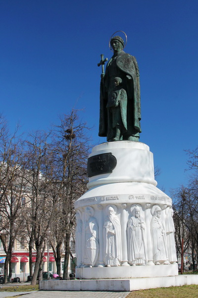 Памятник княгине Ольге в Пскове