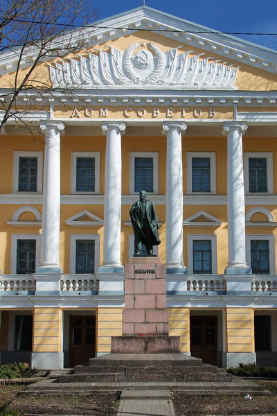 Памятник маленькому Ленину