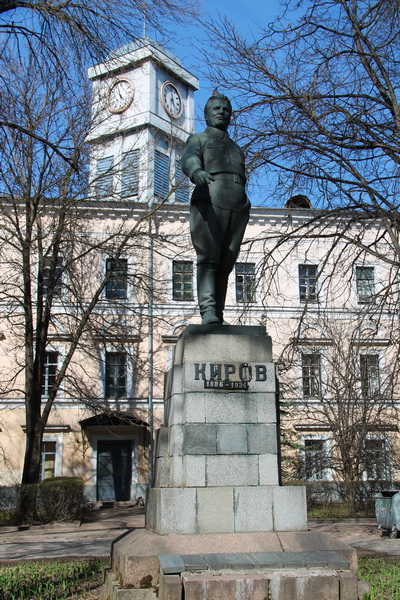 Памятник Кирову в Пскове